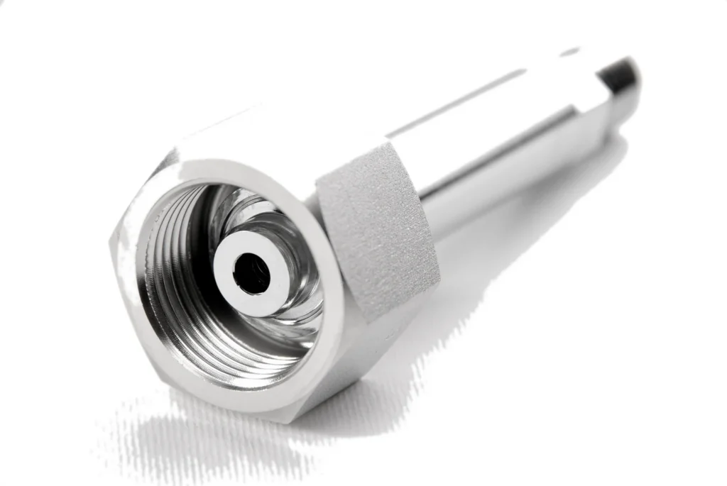 Cylinder connection for high-purity gas regulator systems
