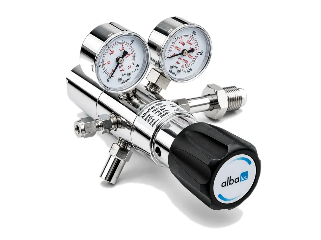 Dual-stage cylinder pressure regulator for high-purity specialty gases