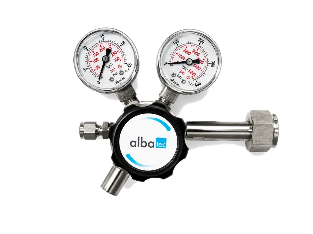 Single-stage cylinder pressure regulator for high-purity specialty gases
