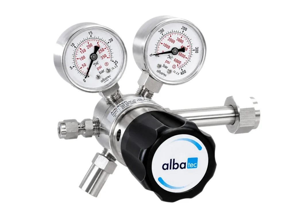 Single-stage cylinder pressure regulator for high-purity specialty gases