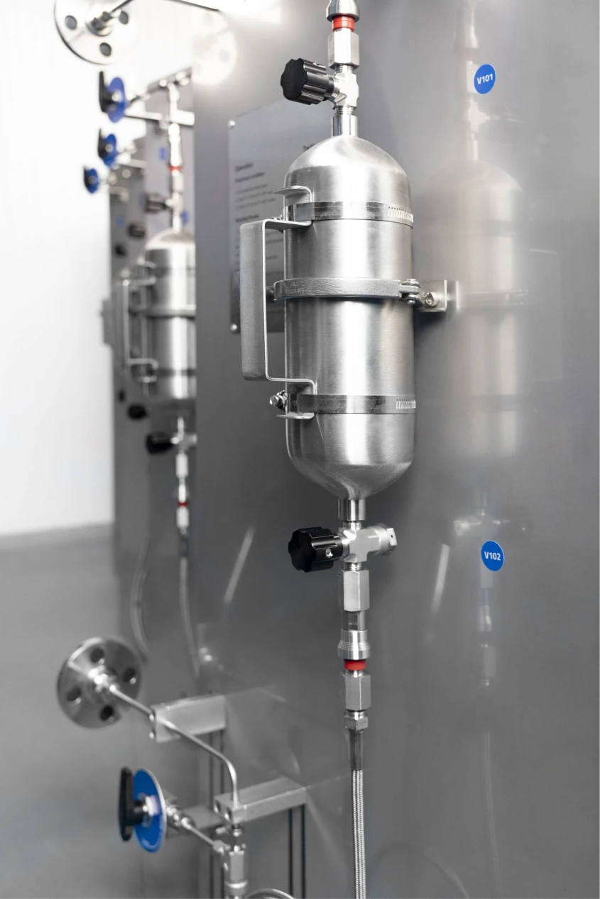 Closed-loop gas sampling system mounted on a stainless-steel panel