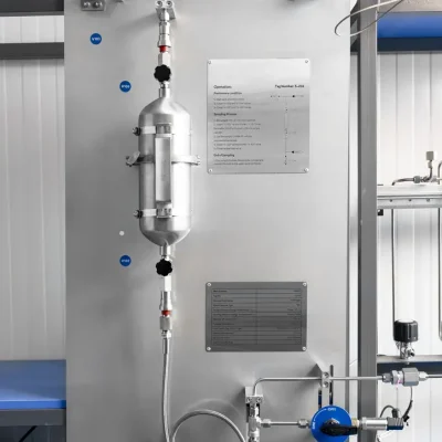 Complete wall-mounted sampling system with cylinder valves and tubing