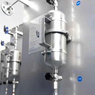 Industrial sampling cylinder with mounting bracket and lower isolation valve