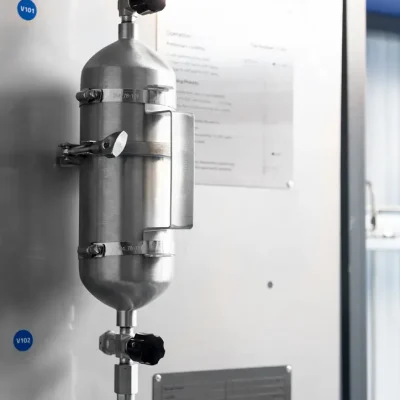Wall-mounted stainless-steel sampling cylinder with upper and lower valves